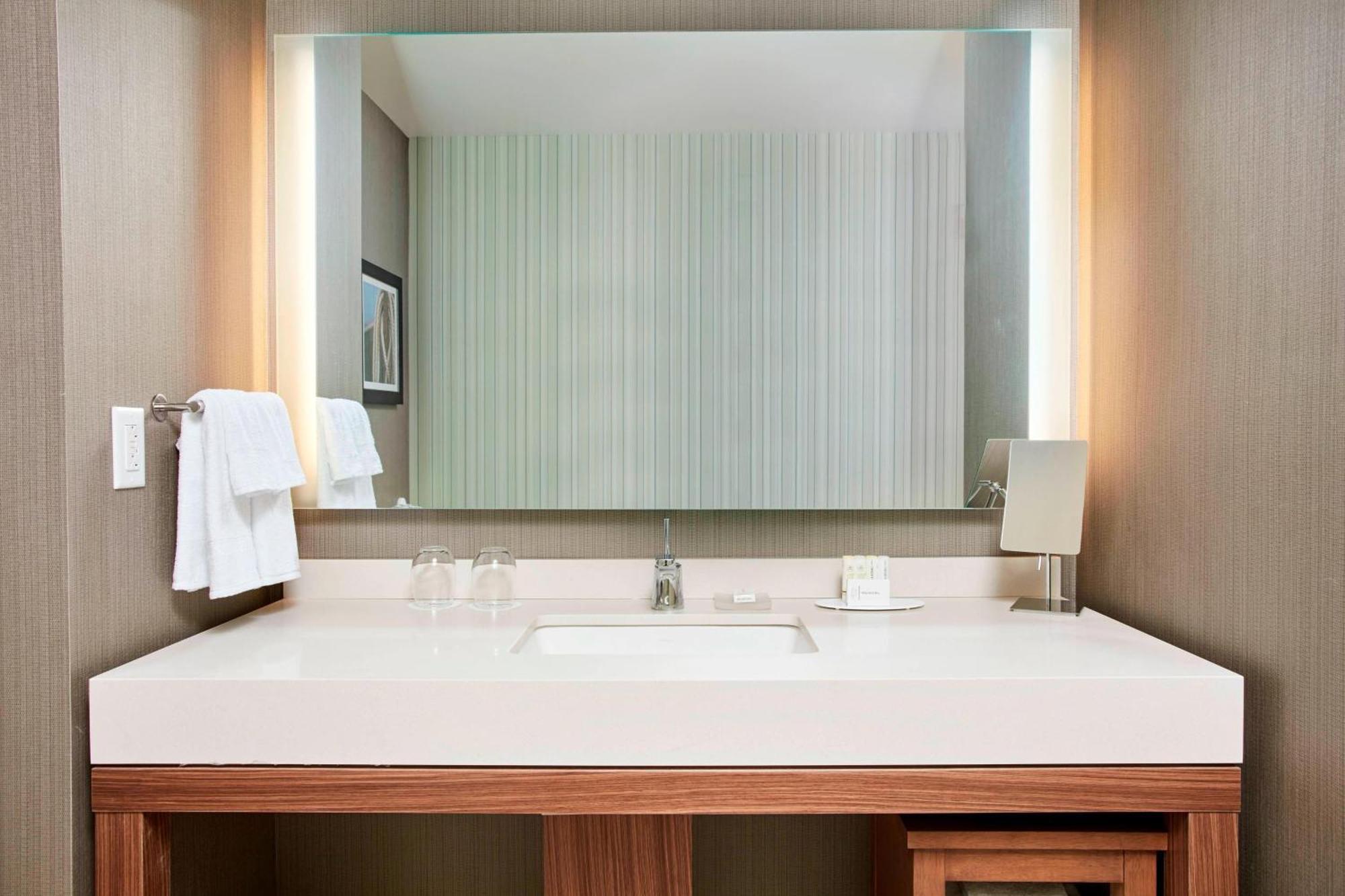 Courtyard By Marriott Erie Bayfront Hotel Bagian luar foto