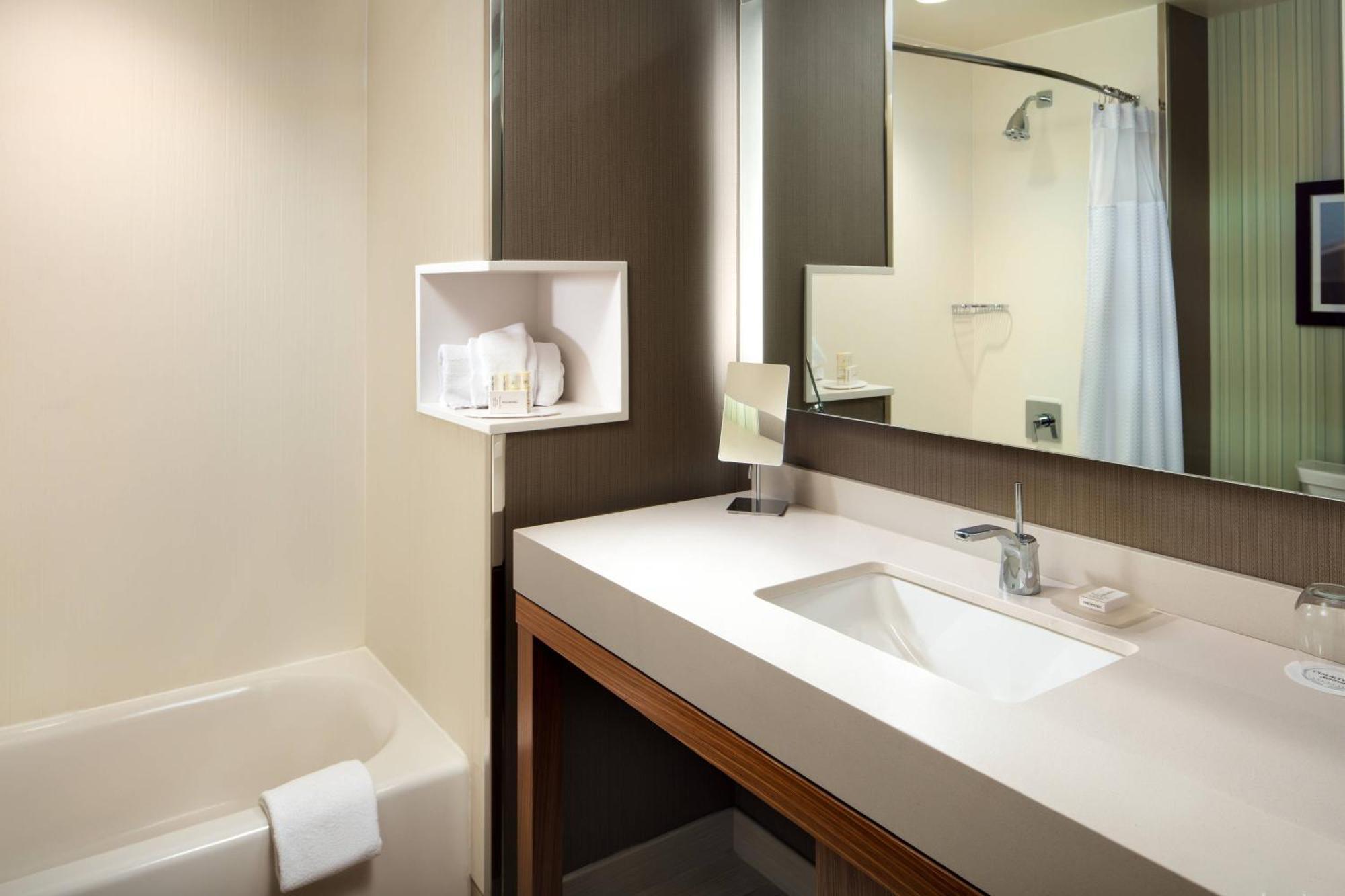 Courtyard By Marriott Erie Bayfront Hotel Bagian luar foto