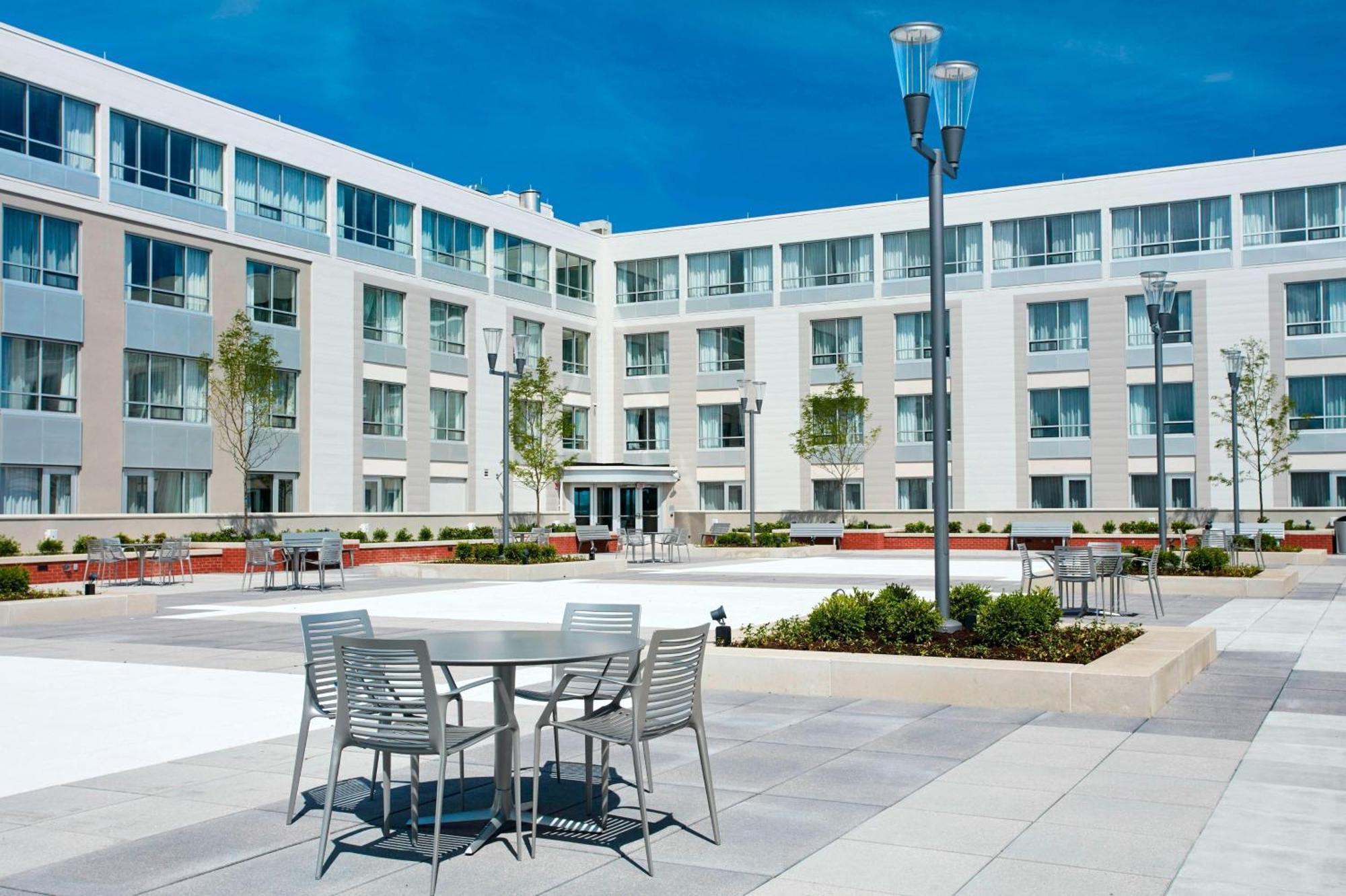 Courtyard By Marriott Erie Bayfront Hotel Bagian luar foto