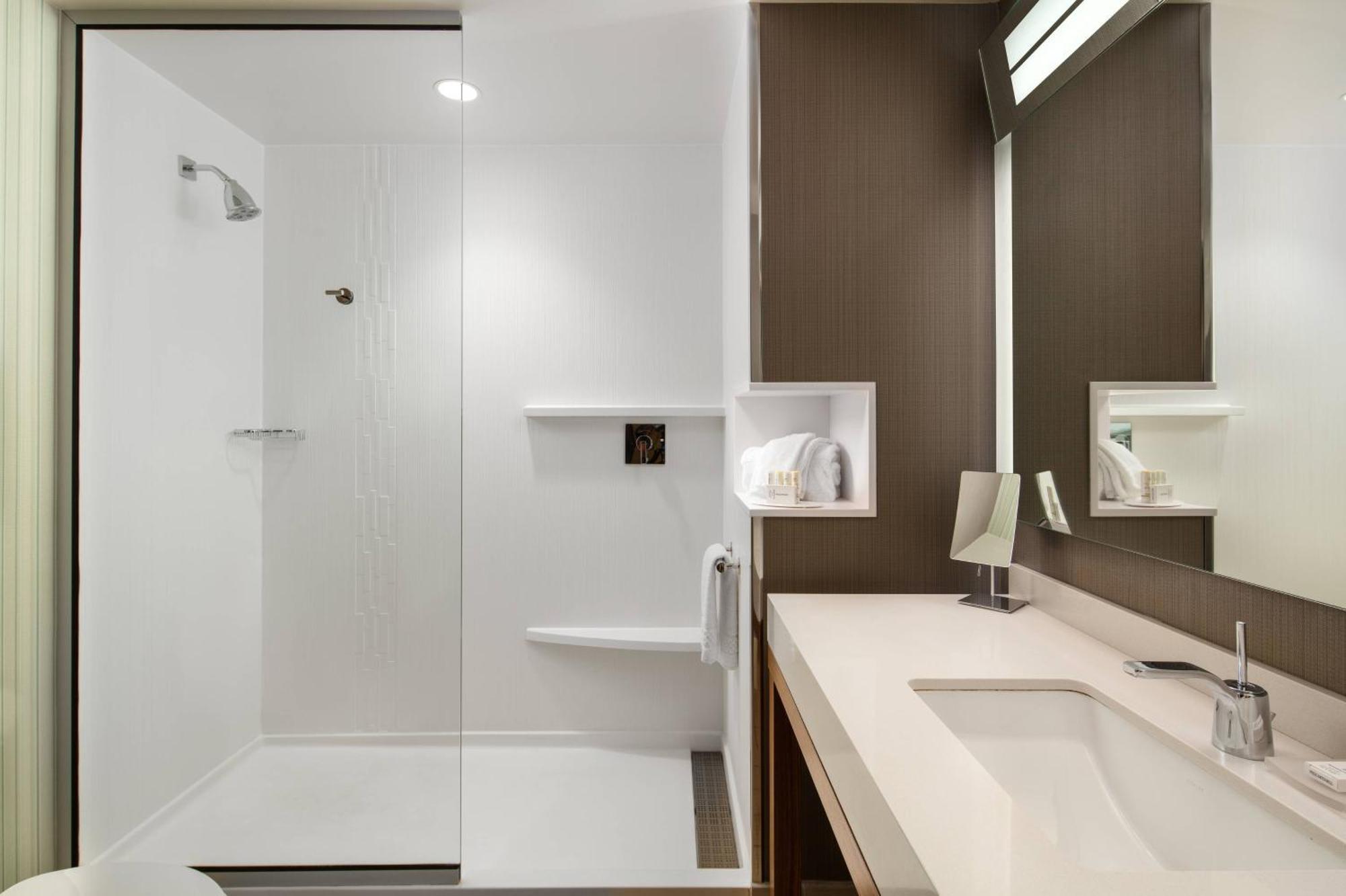 Courtyard By Marriott Erie Bayfront Hotel Bagian luar foto