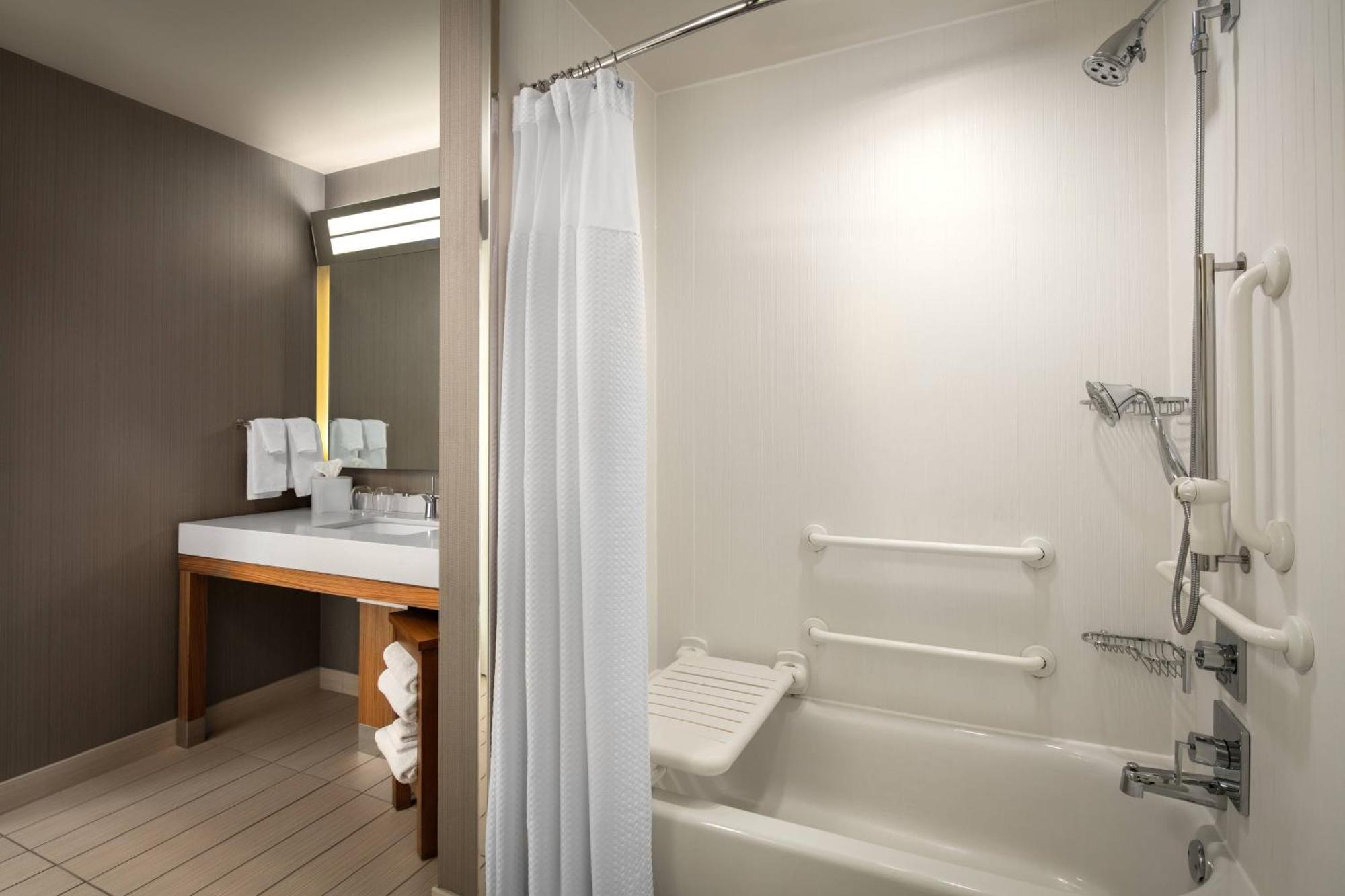 Courtyard By Marriott Erie Bayfront Hotel Bagian luar foto