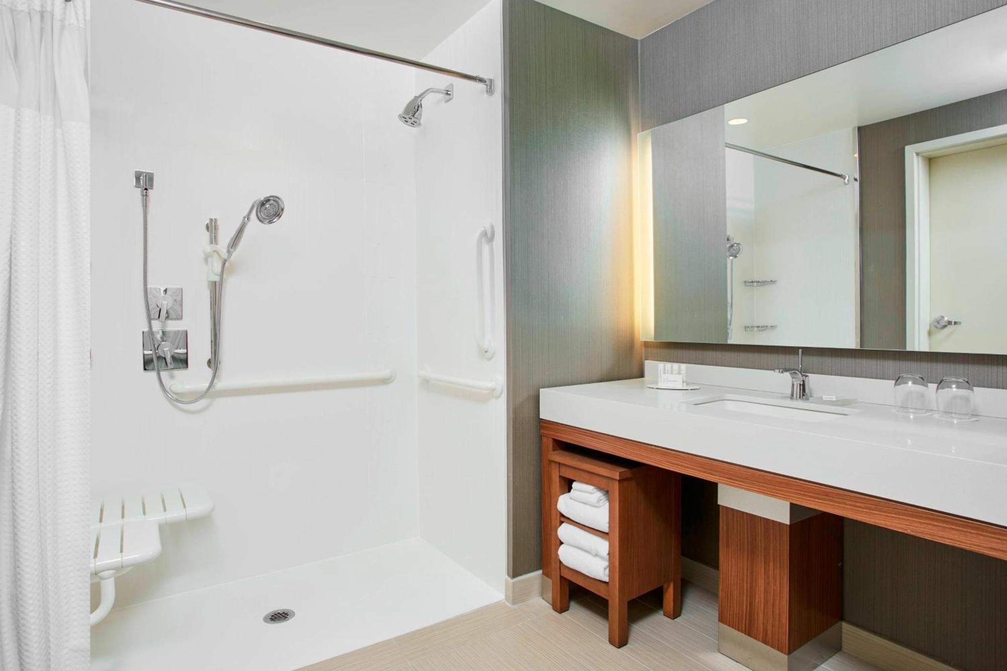 Courtyard By Marriott Erie Bayfront Hotel Bagian luar foto