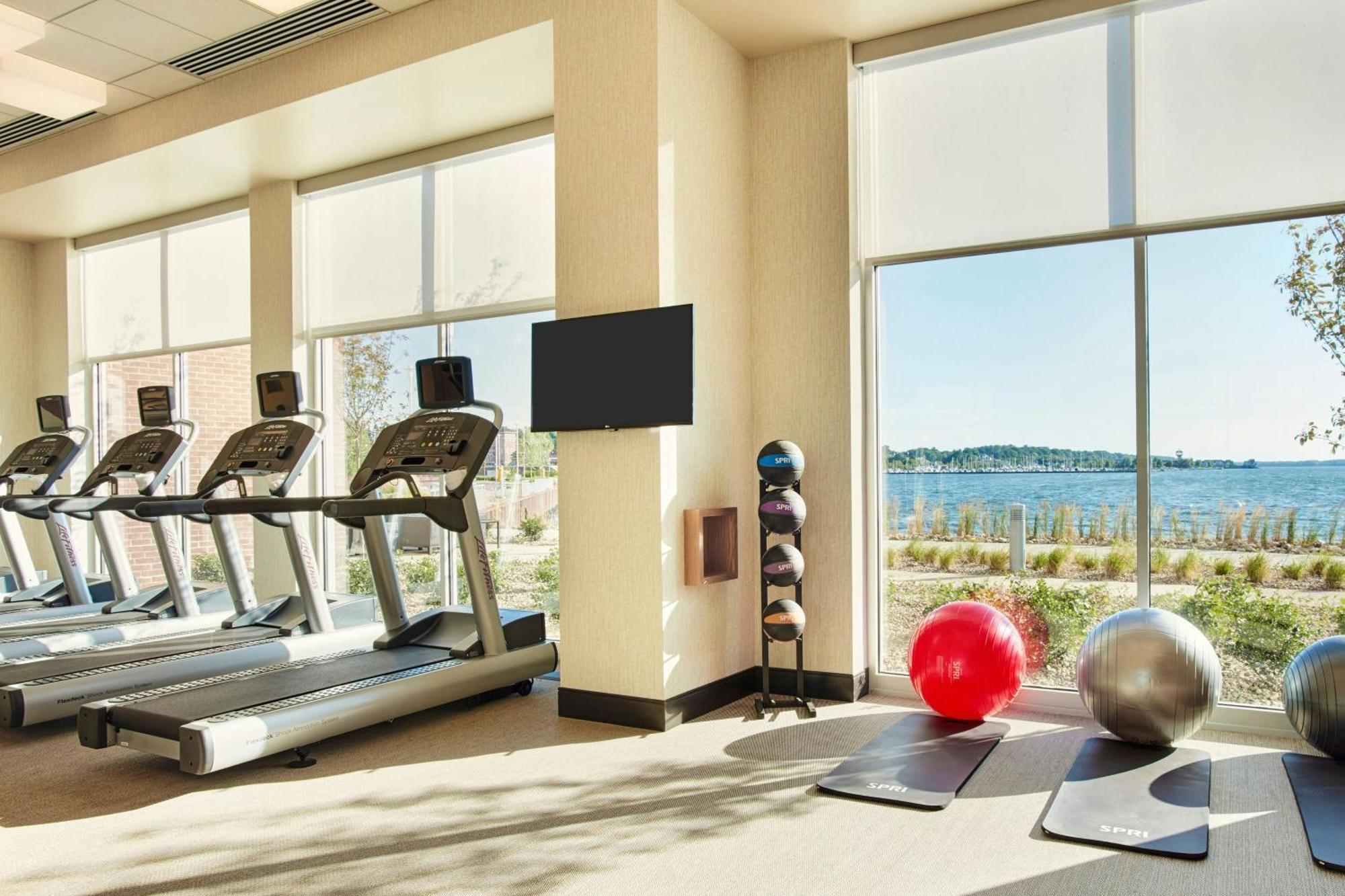 Courtyard By Marriott Erie Bayfront Hotel Bagian luar foto